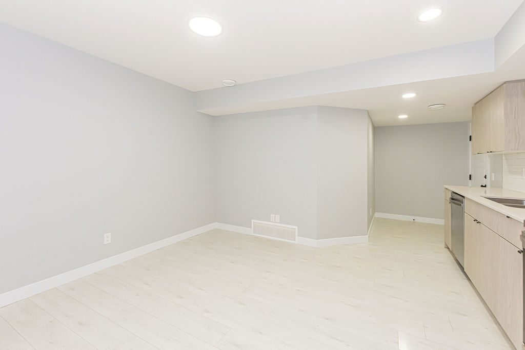 Beautiful air-conditioned one-bedroom basement suite @ Chappelle