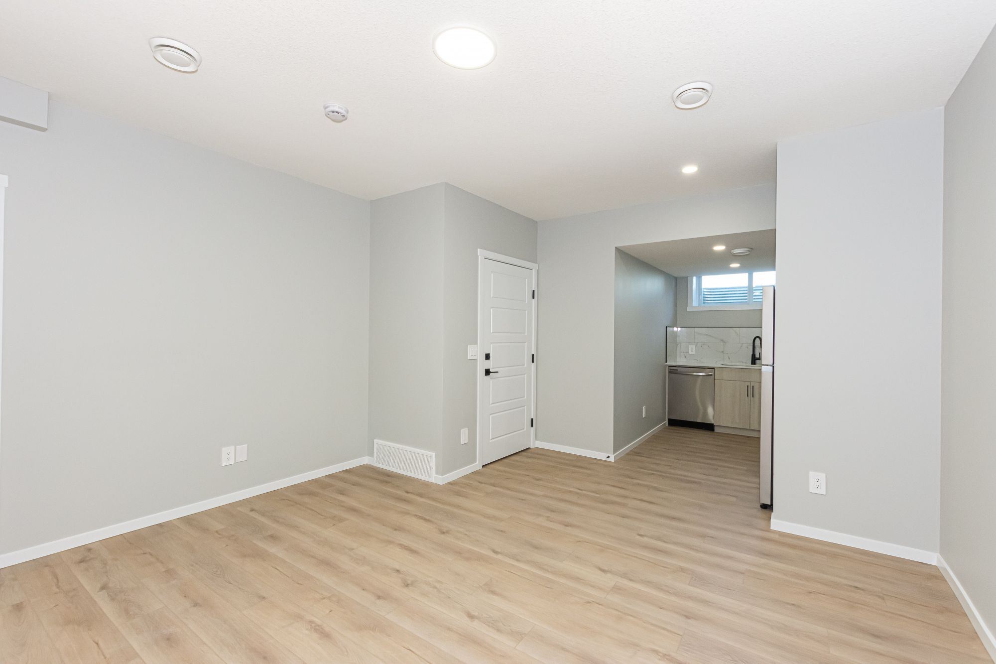 Air-Conditioned Edgemont Basement Suite with Private Entrance & In-Suite Laundry
